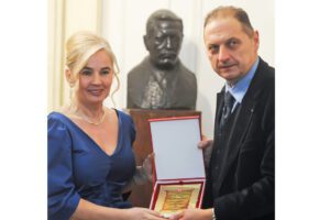 Рада Комазец добија награду Светосавска Благодарја.