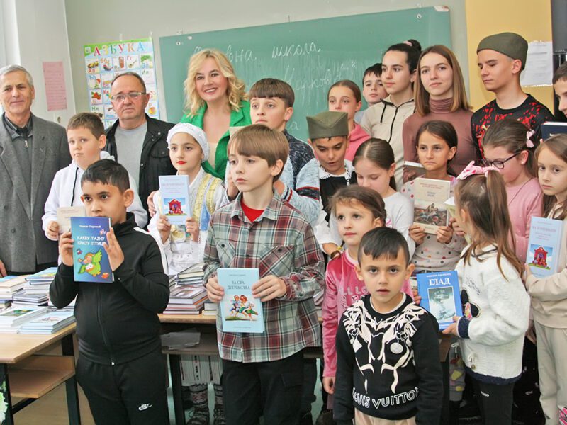 Rada Komayec u poseti školi u Kosovskoj Vitini uručila je preko 300 knjiga djacima